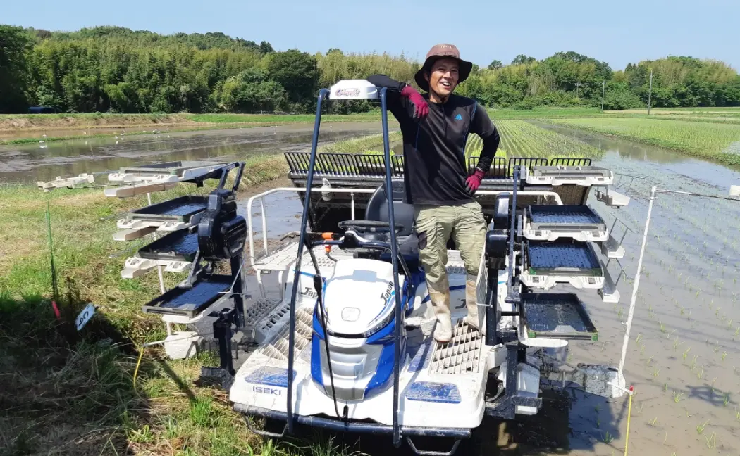 直進アシスト機能付き田植機とスタッフ