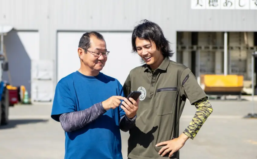 生産スタッフと他スタッフが笑顔でコミュニケーションを取る様子