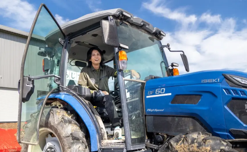 トラクターに乗る生産スタッフ